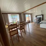 Cozy 2-bedroom بيت للعطل